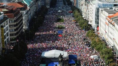 الآلاف يتظاهرون في براغ ضد الحكومة التشيكية