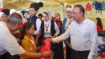 محافظ الإسكندرية يشارك 100 طفل من ذوي الهمم والأيتام توزيع شنط المدارس