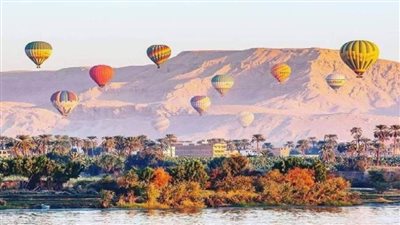 تحليق 32 بالونا طائرا تقل 720 سائحا بسماء الأقصر
