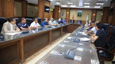 محافظ سوهاج يترأس الاجتماع الدوري للجنتي مراجعة تراخيص أعمال البناء وحوكمة منظومة العمران