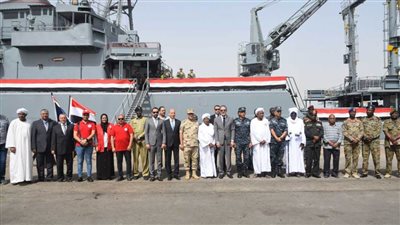 مصر تقدم مئات الأطنان من المساعدات الإغاثية إلى السودان بحراً