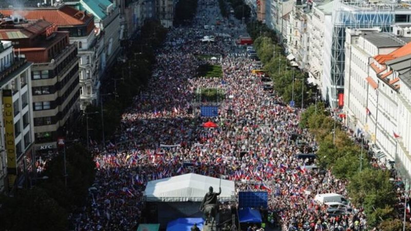 آلاف المتظاهرين ضد