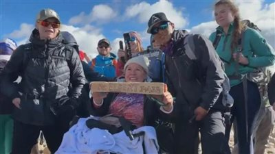 أمريكية تتسلق قمة جبل إلبرت على كرسى متحرك