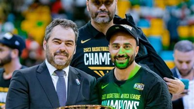 أوجستي يعقد محاضرة للاعبي الأهلي استعدادًا لمواجهة «إجنايت»