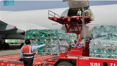 90 طنًا من المساعدات الغذائية على متن الطائرة الإغاثية السعودية الخامسة إلى ليبيا