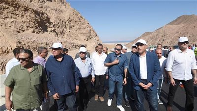 رئيس الوزراء يتفقد أعمال تطوير ورفع كفاءة طريق دهب نويبع