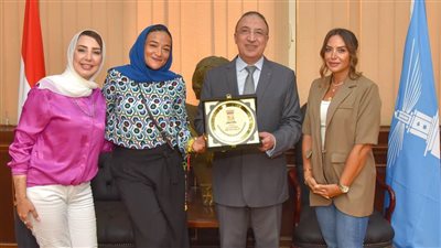 محافظ الإسكندرية يكرّم أول مصرية تصعد قمة جبال إيفرست 