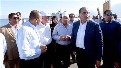 رئيس الوزراء يتفقد مشروع محطة تحلية مياه البحر بطابا