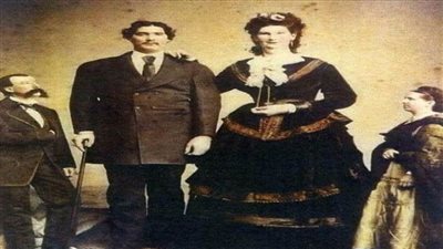 العملاقة آنا هينينج.. أطول امرأة في التاريخ من أبوين طبيعيين (صور)