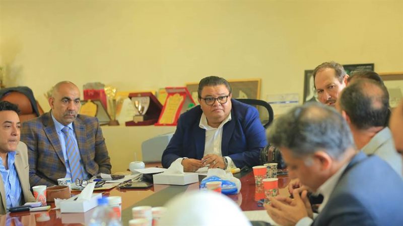 خالد جلال يعقد اجتماعا