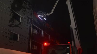 قوات الإطفاء تواصل تبريد مصنع الملابس المحترق في العبور