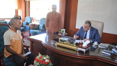  محافظ سوهاج يناقش عددًا من شكاوى وطلبات المواطنين