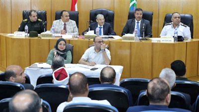 تنفيذي المنيا.. رفع درجة الاستعداد لاستقبال العام الدراسي والتوسع فى إقامة شوادر السلع المخفضة