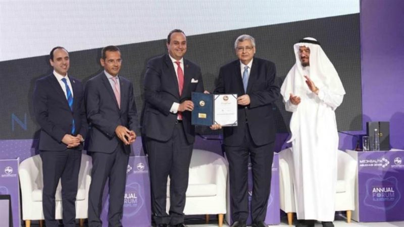 خلال تسلم الجائزة