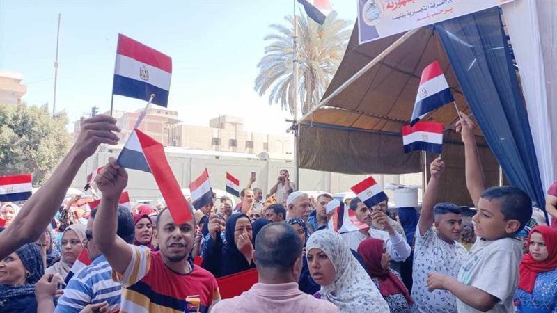 مسيرة بالأعلام