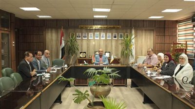 رئيس جامعة أسيوط يستعرض تقريراً حول اجتماع لجنة تفعيل برتوكول التعاون مع جهاز تنمية المشروعات الصغيرة والمتوسطة ومتناهية الصغر