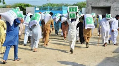 مركز الملك سلمان للإغاثة يوزع السلال الغذائية في أقاليم باكستان