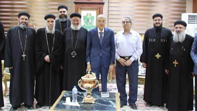 محافظ المنيا يستقبل وفدًا من إيبارشية سمالوط للتهنئة بالمولد النبوي الشريف