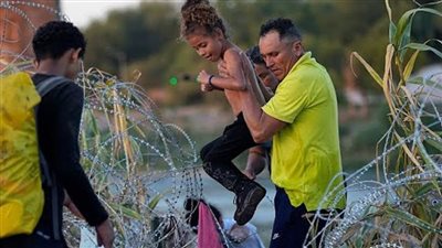 للوصول للحلم الأمريكي.. مهاجرون يخترقون الأسلاك الشائكة للحدود المكسيكية