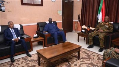 رئيس مجلس السيادة بالسودان يلتقي نائبه مالك عقار ومدير عام سكك حديد السودان