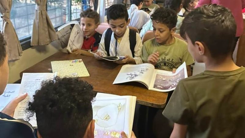 الأطفال داخل المكتبة