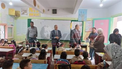وكيل تعليم كفر الشيخ يتفقد المدارس ويوزع الكتب على الطلاب