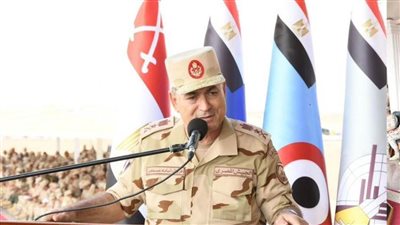    الفريق أسامة عسكر يشهد تنفيذ بيان عملي لإحدى تشكيلات الجيش الثانى الميداني