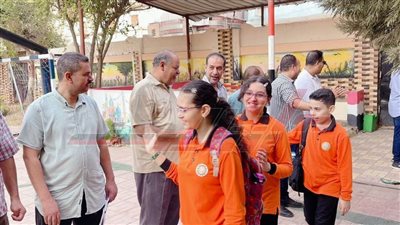 معلمو مدرسة بكفر الشيخ يستقبلون الطلاب بممر شرفي ويصافحونهم