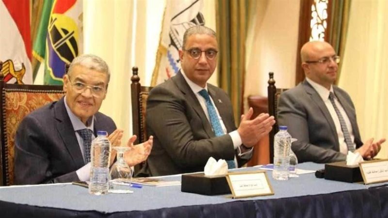 محافظ المنيا خلال