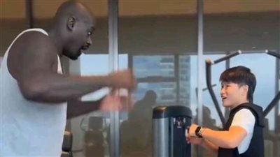 بطلة فنون قتالية صينية ترفع لاعب كرة سلة أمريكي وزنه ضعف وزنها