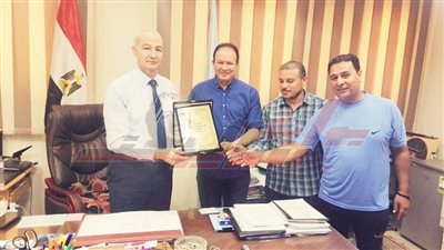 إهداء درع الاتحاد العام للمصالح الحكومية لوكيل شباب كفر الشيخ