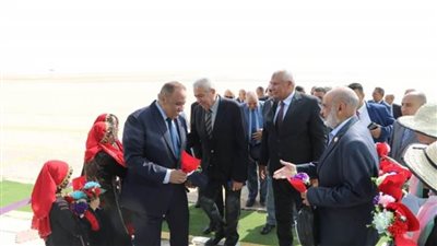 احتفالًا بالعيد القومي الـ٦٤.. محافظ الوادي الجديد يستقبل وفدًا من المحافظين السابقين 