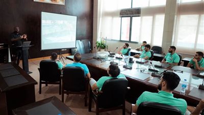 ديفيز يعقد محاضرة فيديو لرجال يد الأهلي استعدادًا لـ جي إس كي