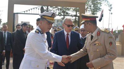 محافظ القليوبية ومدير الأمن يضعان إكليلًا من الزهور على النصب التذكاري لشهداء أكتوبر