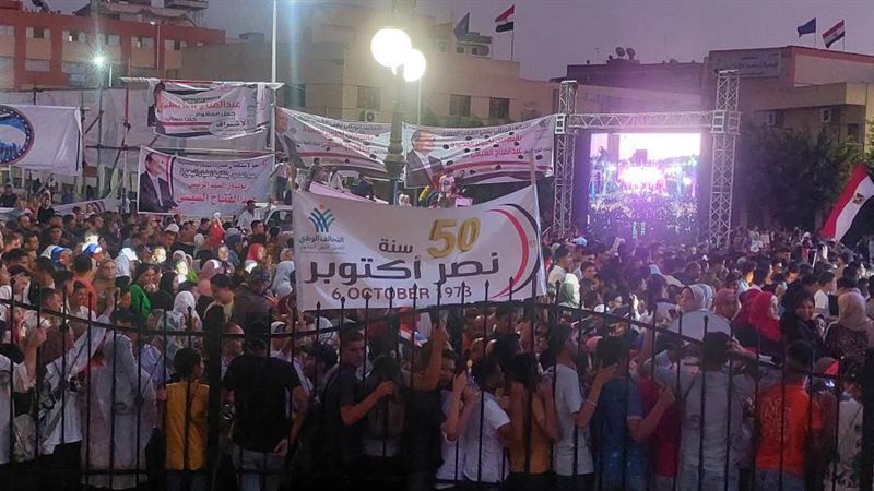 الآف المواطنين يحتفلون