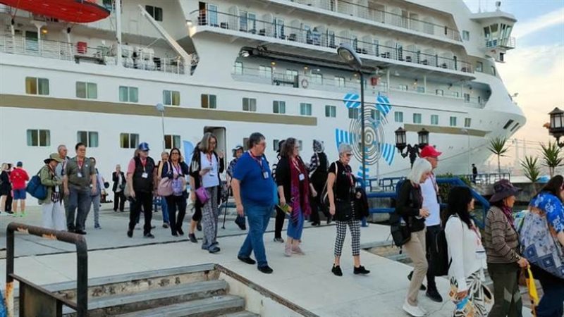 وصول السائحين من