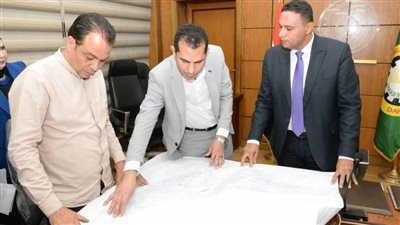 محافظ الدقهلية يناقش خطة تحويل خطوط الاتصالات إلى ألياف