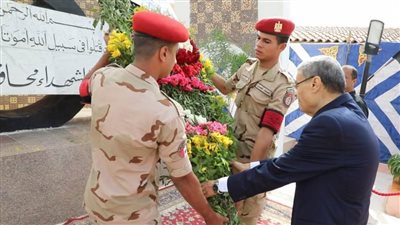 بمناسبة الذكرى الخمسين.. محافظ المنيا يضع إكليلا من الزهور على النصب التذكاري لشهداء انتصارات أكتوبر