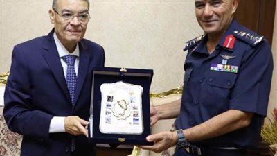 محافظ المنيا يقدم التهنئة إلى رجال القوات المسلحة بمطار المنيا