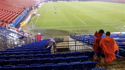 بالفيديو.. عاصفة تتسبب في تعليق مباراة في الدوري الأمريكي