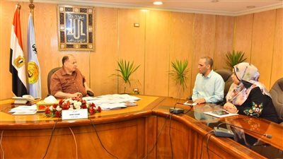 محافظ أسيوط يناقش خطة زيادة الإيرادات وتنميتها وتقليل الإنفاق بكل القطاعات والوحدات المحلية