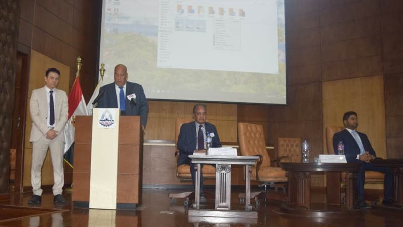 ايمن العشري خلال