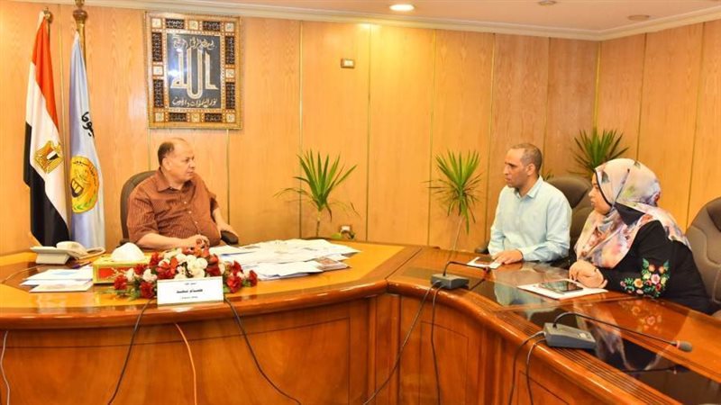 محافظ أسيوط يناقش