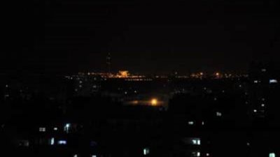 غزة تغرق في ظلام دامس بعد تعطيل الاحتلال الإسرائيلي خطوط الكهرباء الرئيسية