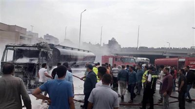 انتداب المعمل الجنائي لفحص أسباب حريق اندلع بسيارة نقل وقود اسفل الطريق الدائري