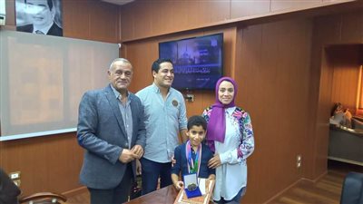 وكيل وزارة التعليم بالدقهلية يكرم أصغر عضو في قائمة الشرف الدولية بسنغافورة