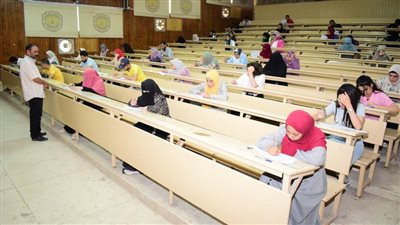 ٩٢٥ طالبًا يؤدون امتحانات القبول والمقابلات الشخصية للالتحاق ببرامج التعليم المدمج بجامعة سوهاج