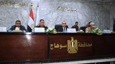 نائب محافظ سوهاج يعقد اجتماعًا لمناقشة سبل التيسير على المواطنين في إجراءات طلب 