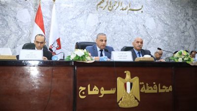 محافظ سوهاج يناقش استعدادات المحافظة لمجابهة الكوارث والأزمات