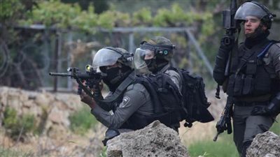 إصابة فلسطينية ونجلها برصاص الاحتلال في 